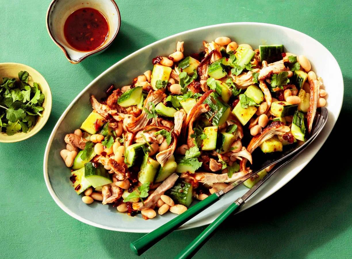 Spicy komkommersalade met kip en witte bonen